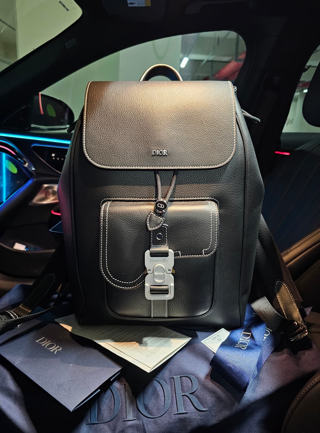 디올 올레더 스티치 새들 버클 플랩 백팩 신형 25ss 상품이미지1