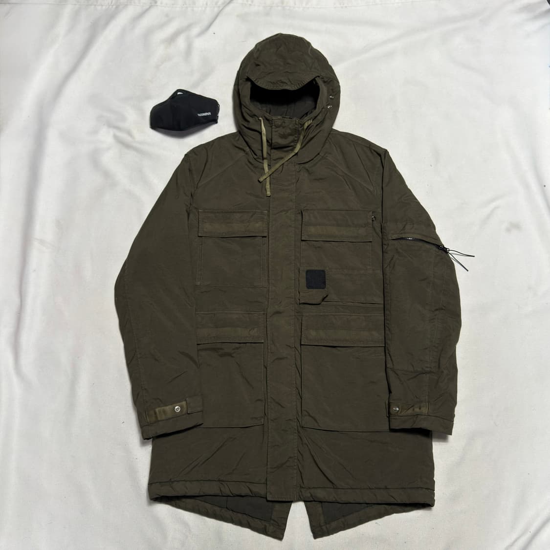 90 C.P.컴퍼니 3D 스퀘어 로고패치 탈론 후드 롱 퍼퍼 자켓 상품이미지2