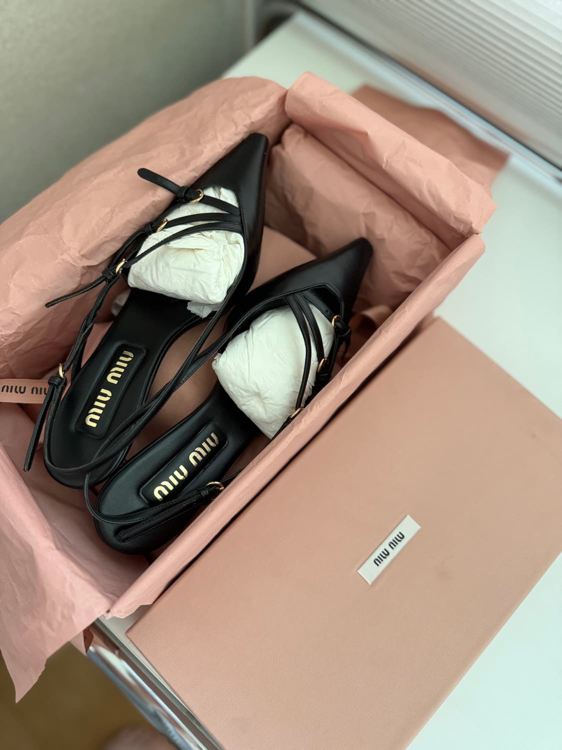 Miumiu 페이턴트 브러쉬드 레더 슬링백 상품이미지8