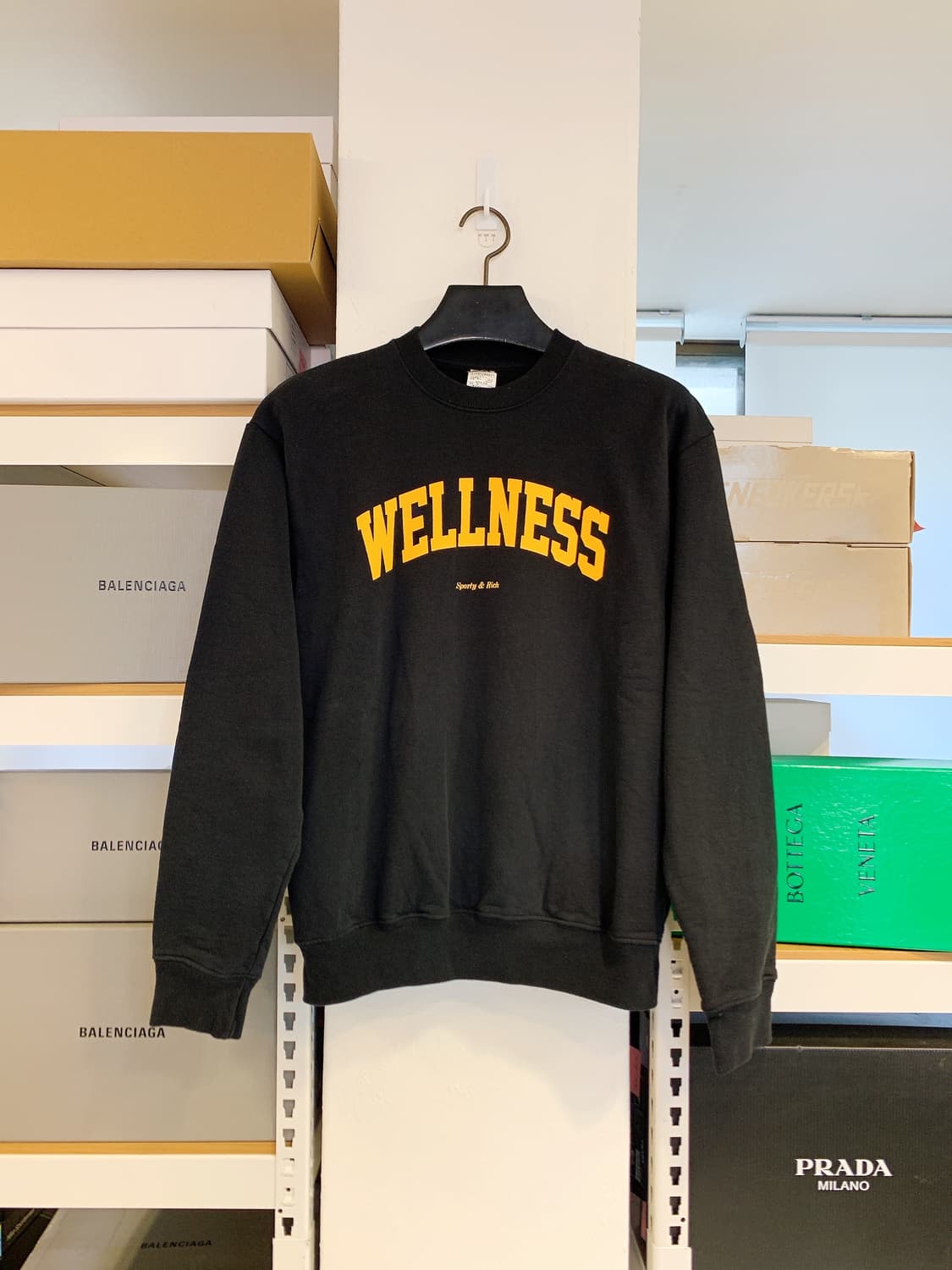 (정품/새상품) 스포티앤리치 공용 블랙 WELLNESS 로고 기모 맨투맨 상품이미지1
