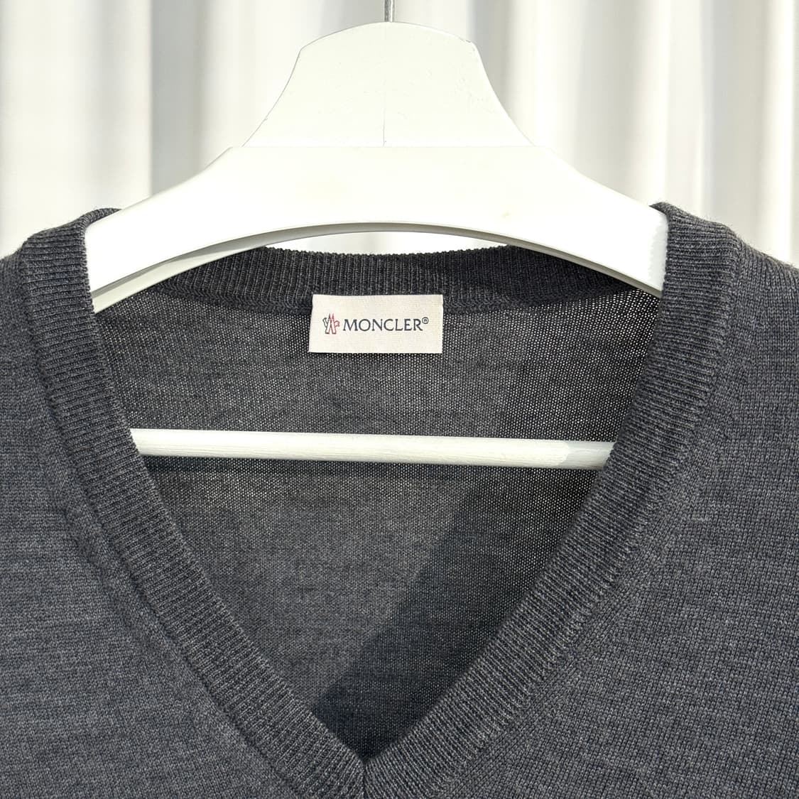 A+ / M (100) 몽클레어 브이넥 와펜 패치 니트 그레이 상품이미지6