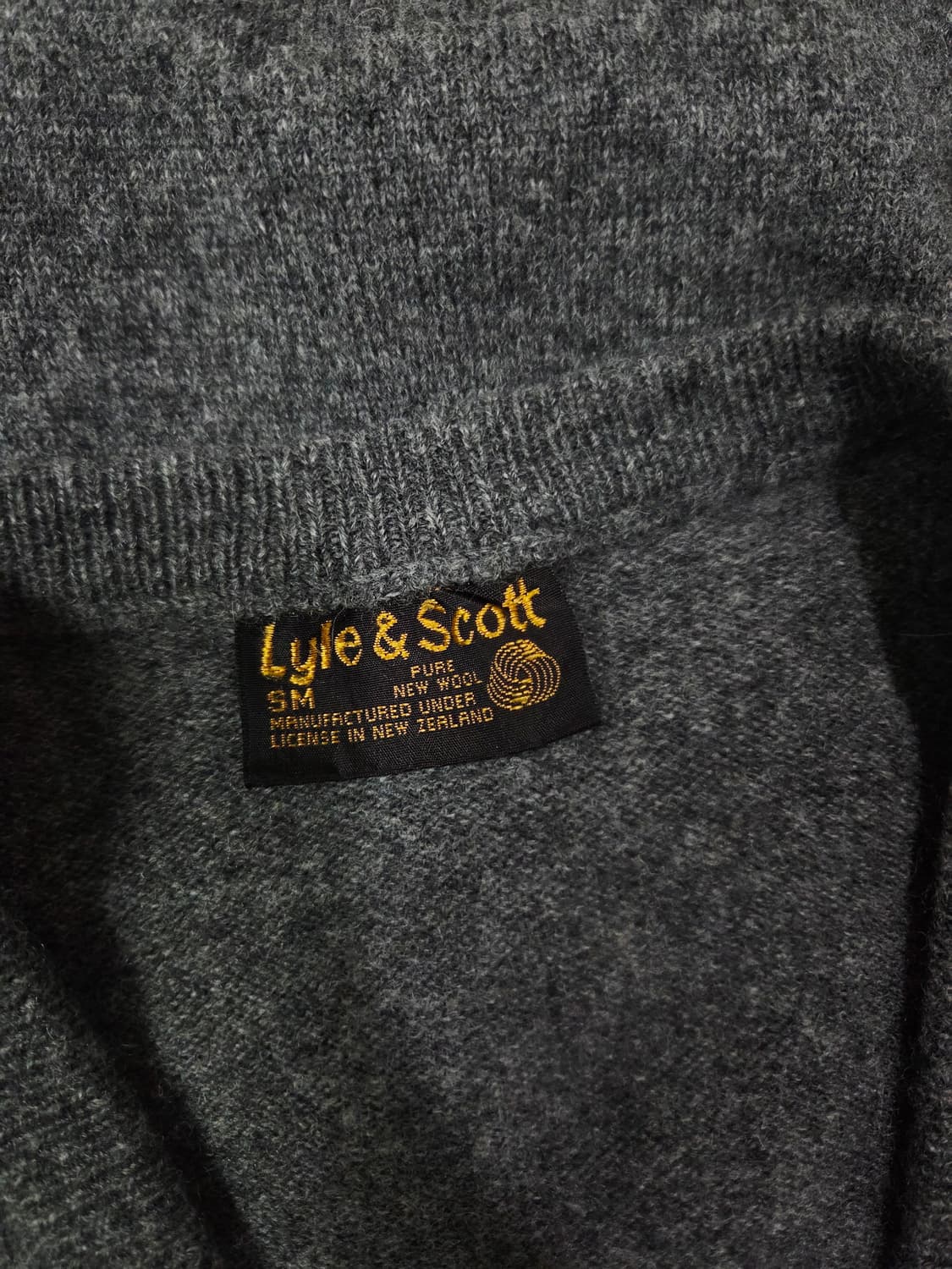 라일앤스콧 차콜 그레이 아가일 브이넥 니트 상품이미지6