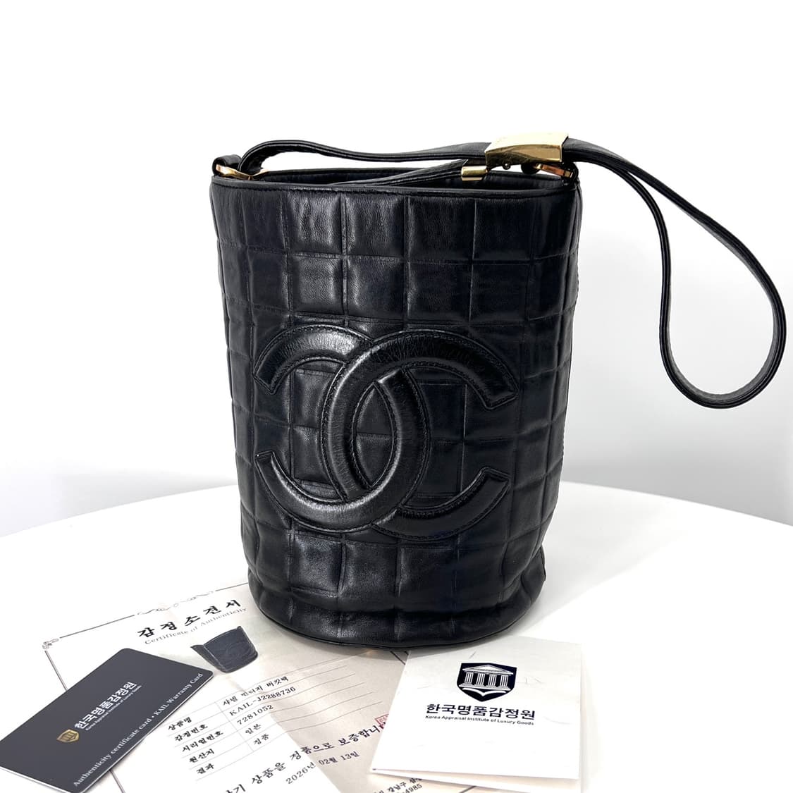 [감정완료] 샤넬 초코바 스티치 원통 숄더백 블랙 상품이미지3