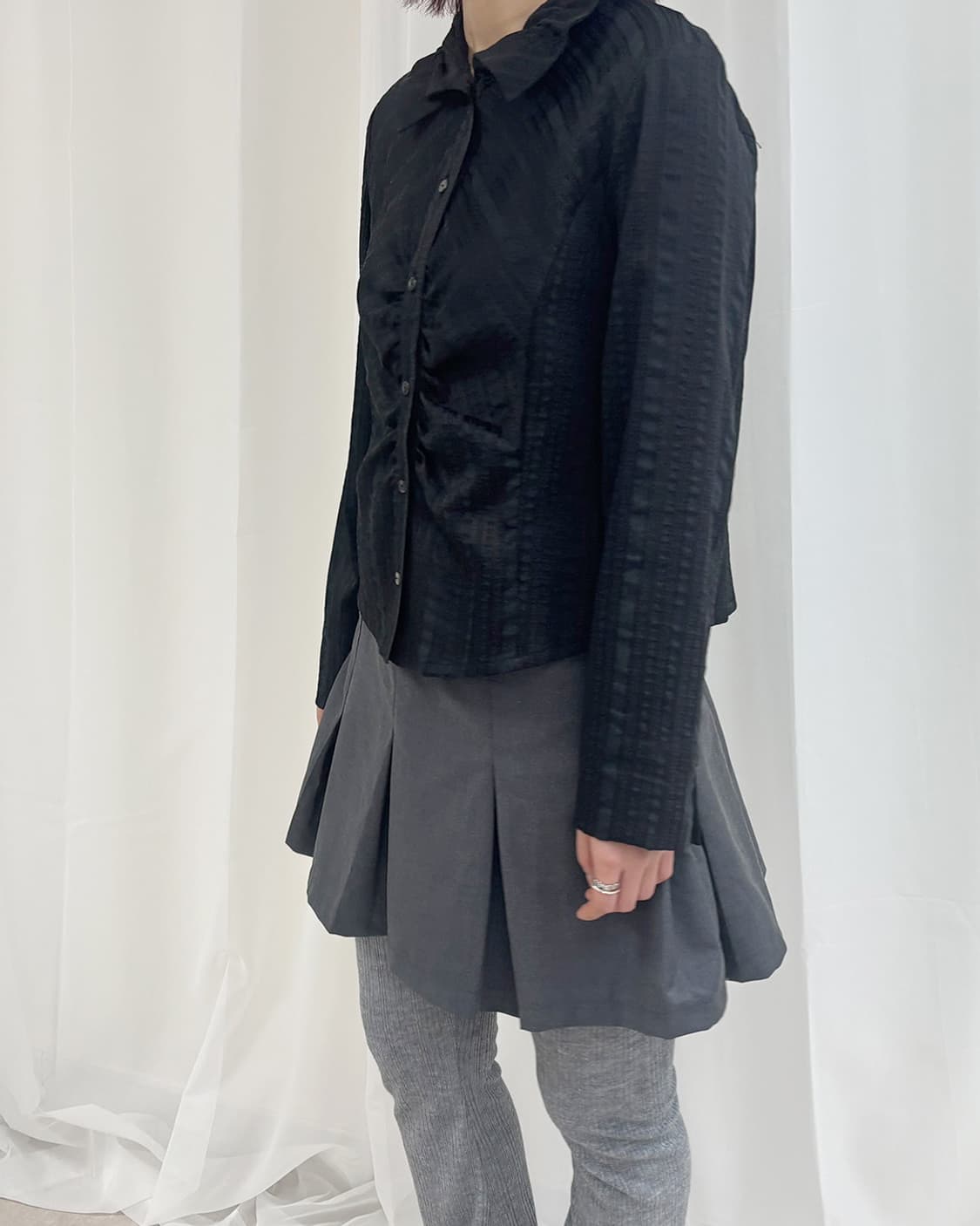 odessa 프릴 칼라 프론트 셔링 긱 블랙 셔츠 상품이미지9