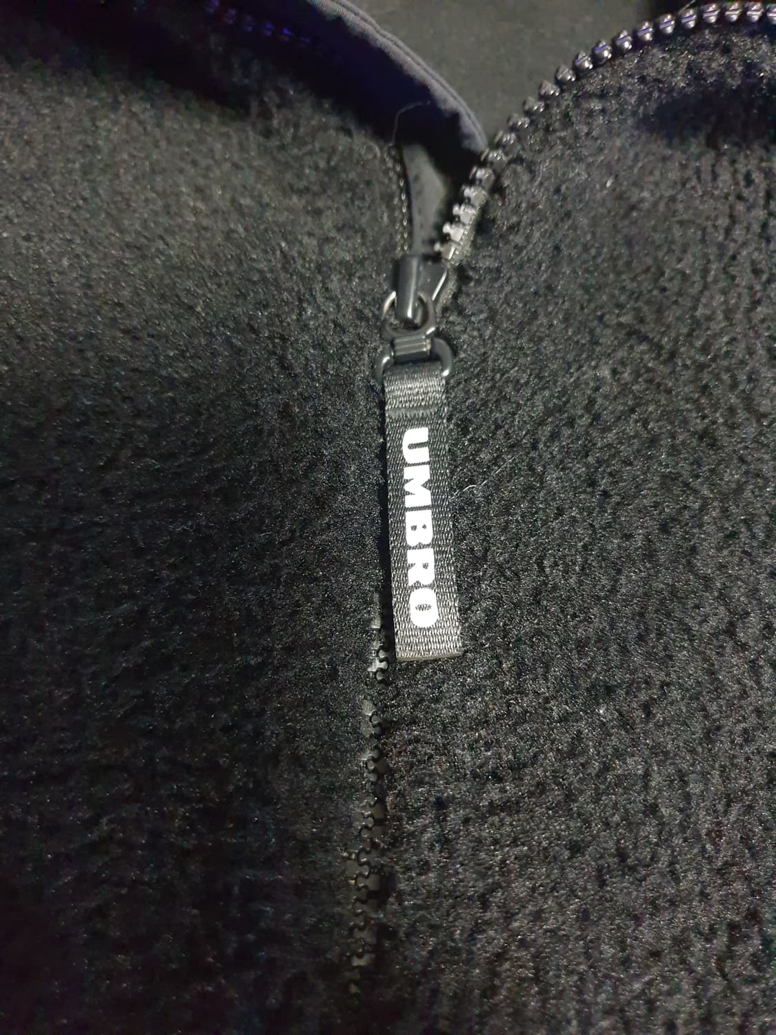 엄브로 오버사이즈 헤리티지 플리스 뽀글이 집업점퍼 검횐 (L) 상품이미지4