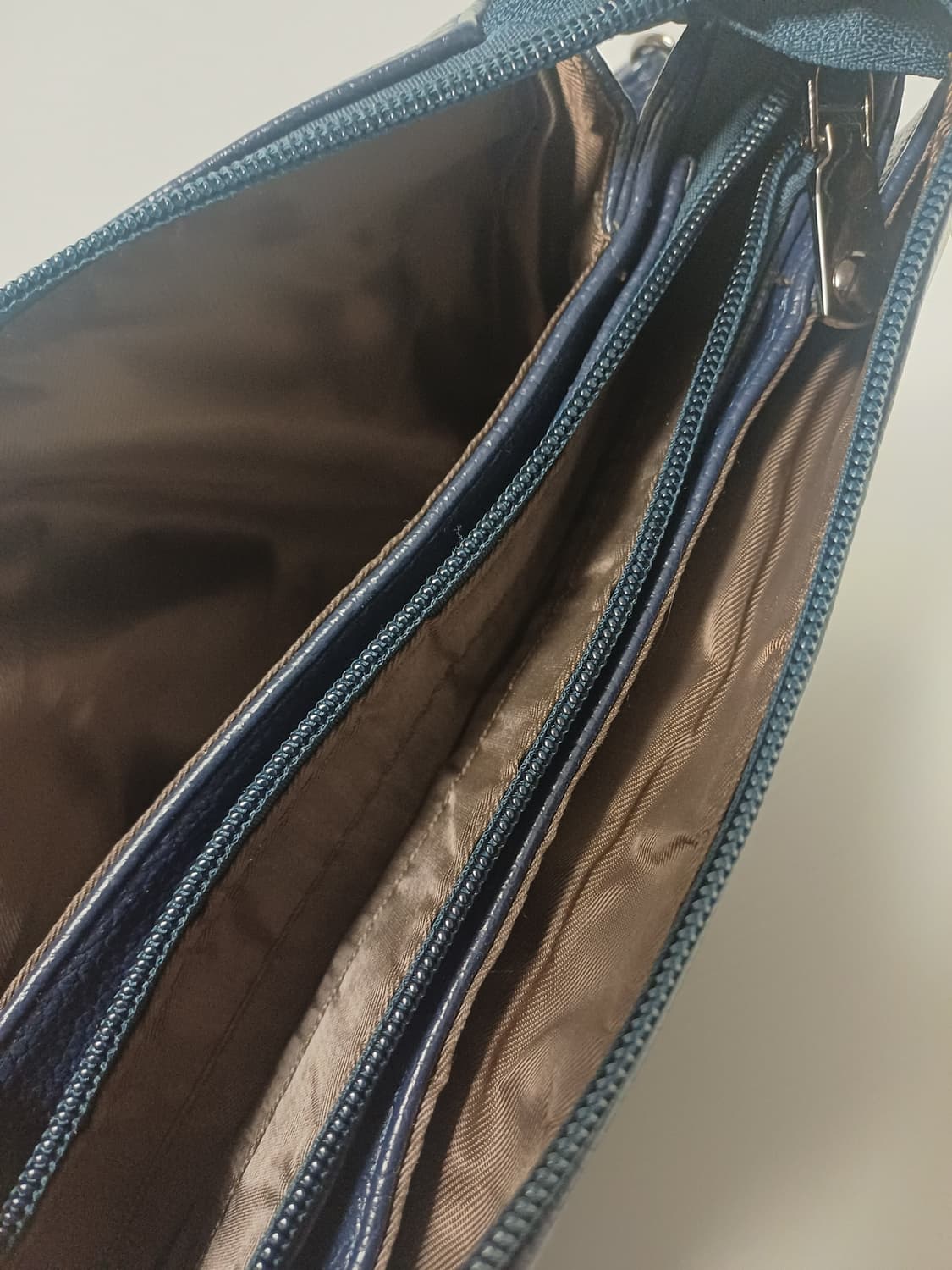 (고급 천연가죽) 네이비 3단 수납 미니 숄더백 / 가죽 상태 최상 상품이미지6