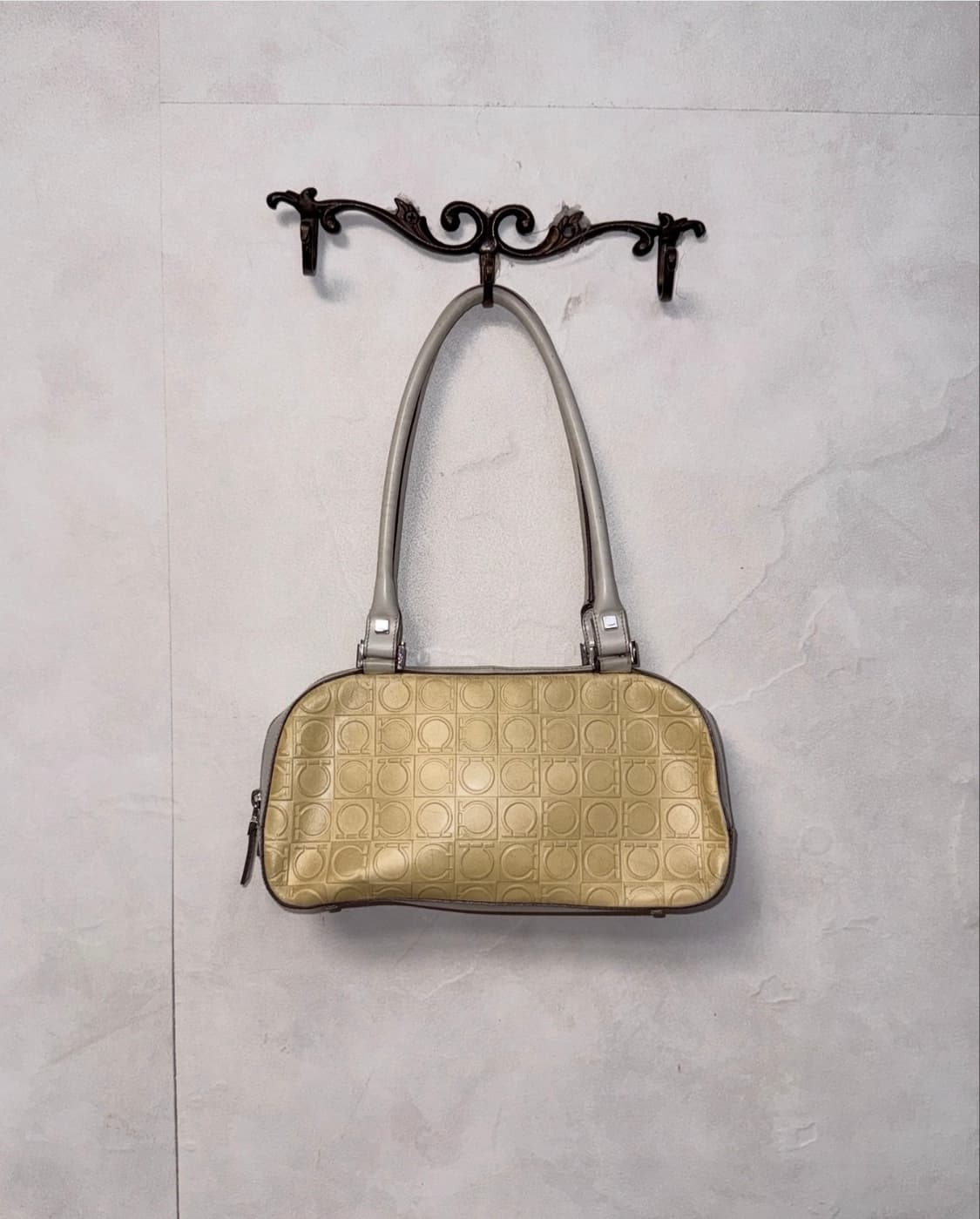 Salvatore Ferragamo ivory shoulder bag 상품이미지1
