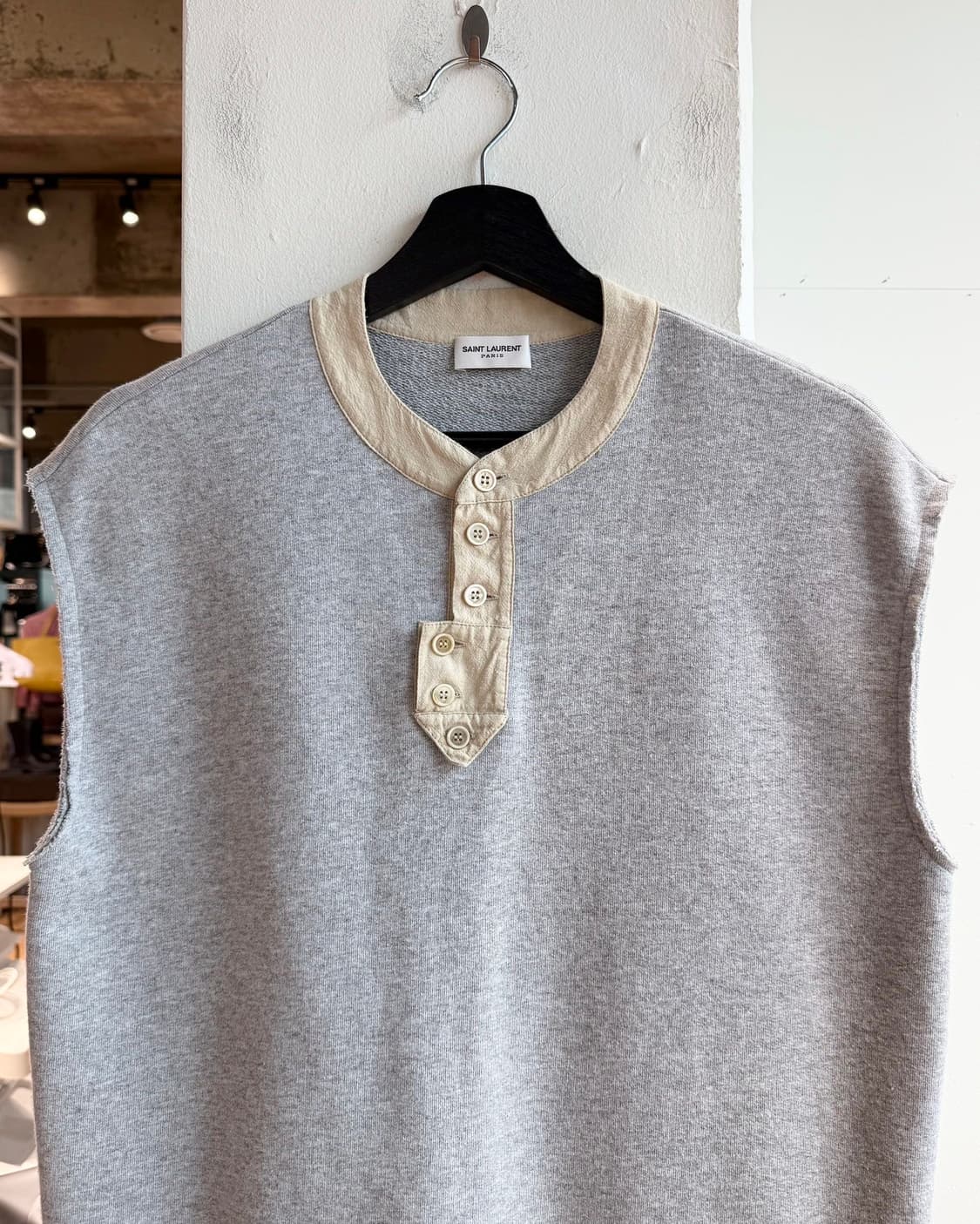 생로랑 그레이 17s 헨리넥 디스컷팅 슬리브리스 상품이미지2