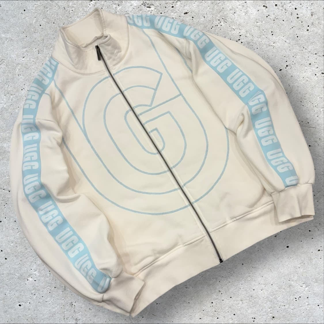 [L] 어그 UGG 로고 스웻 트랙 자켓 화이트 하늘 D179 상품이미지1