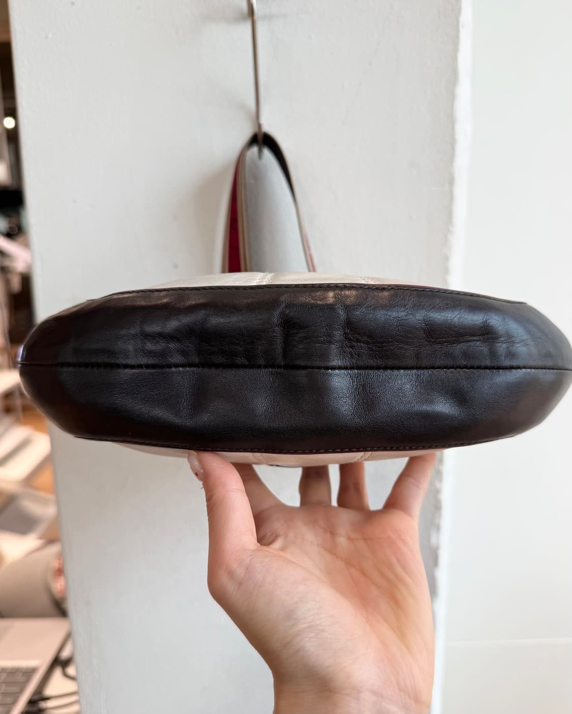 셀린느 화이트 레드 2002 피파 월드컵 레더 숄더백  상품이미지7