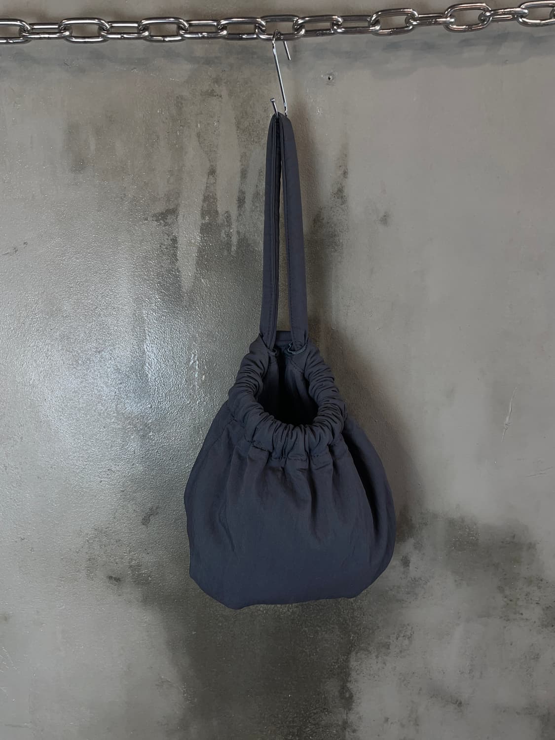 아모멘토 패디드 볼 백 상품이미지1