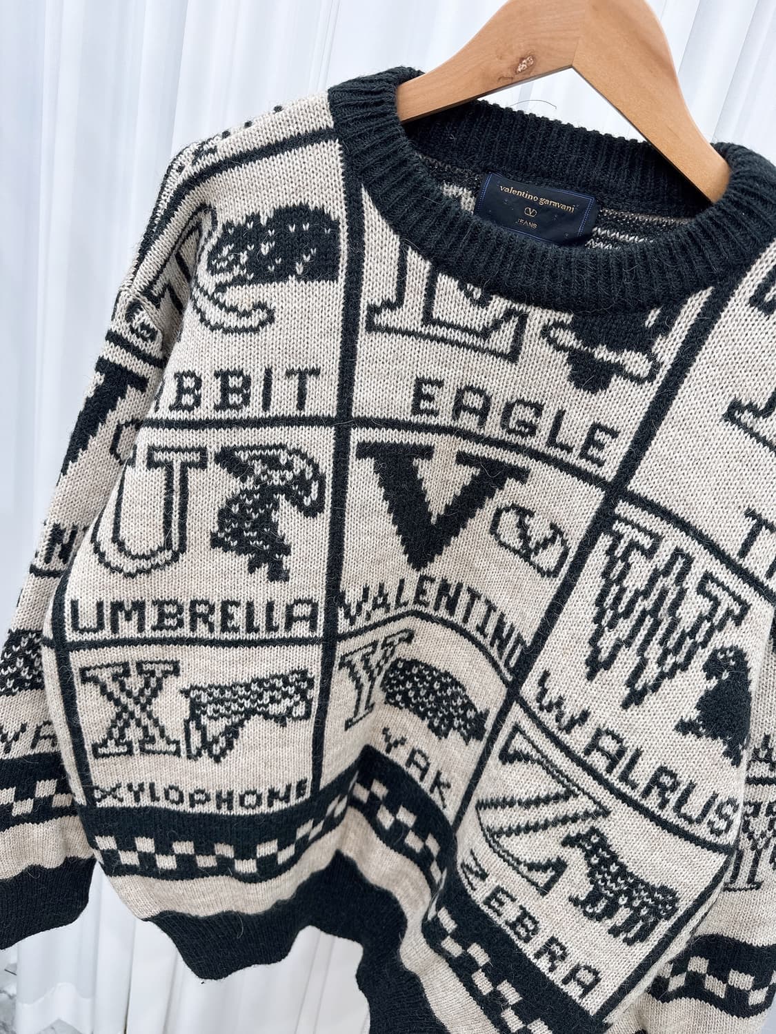 발렌티노 풀로고 패턴 오버핏 니트 상품이미지2
