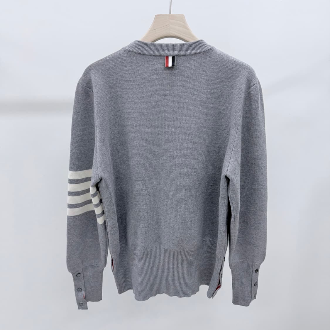 [S+급/5] 톰브라운 사선완장 밀라노스티치 니트 그레이 상품이미지5