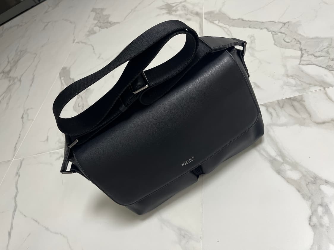 질스튜어트 맨 로건 블랙 레더 플랩형 크로스 숄더 백 가방 상품이미지4