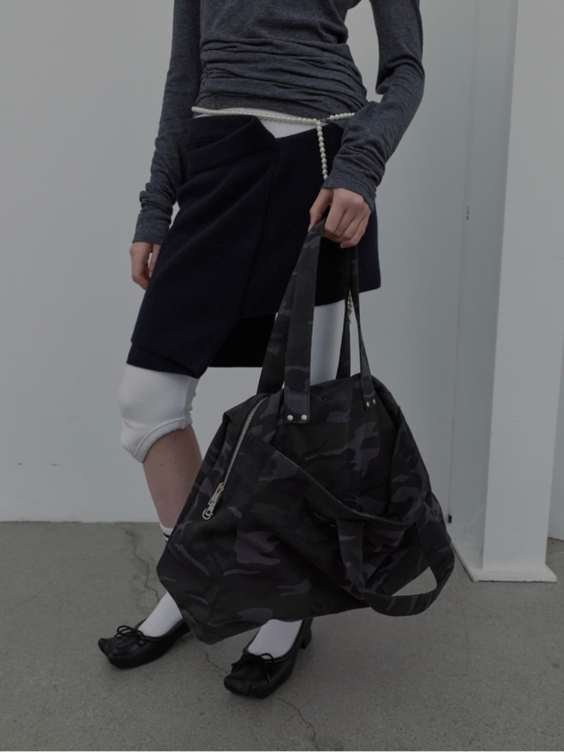 Layered camo tote bag dark grey 상품이미지4
