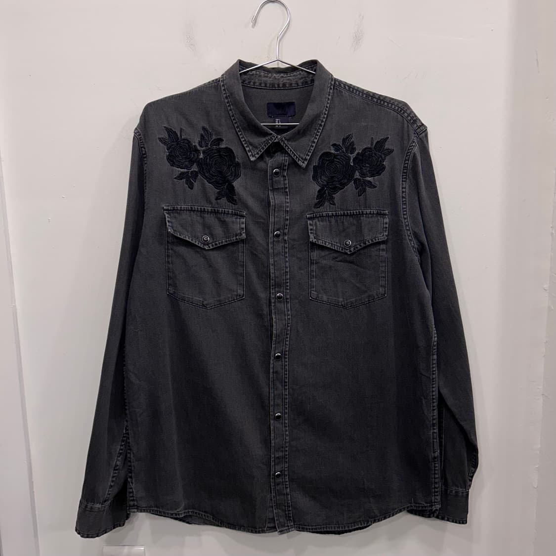 H&M 장미자수 흑청 스냅버튼 데님셔츠 상품이미지2