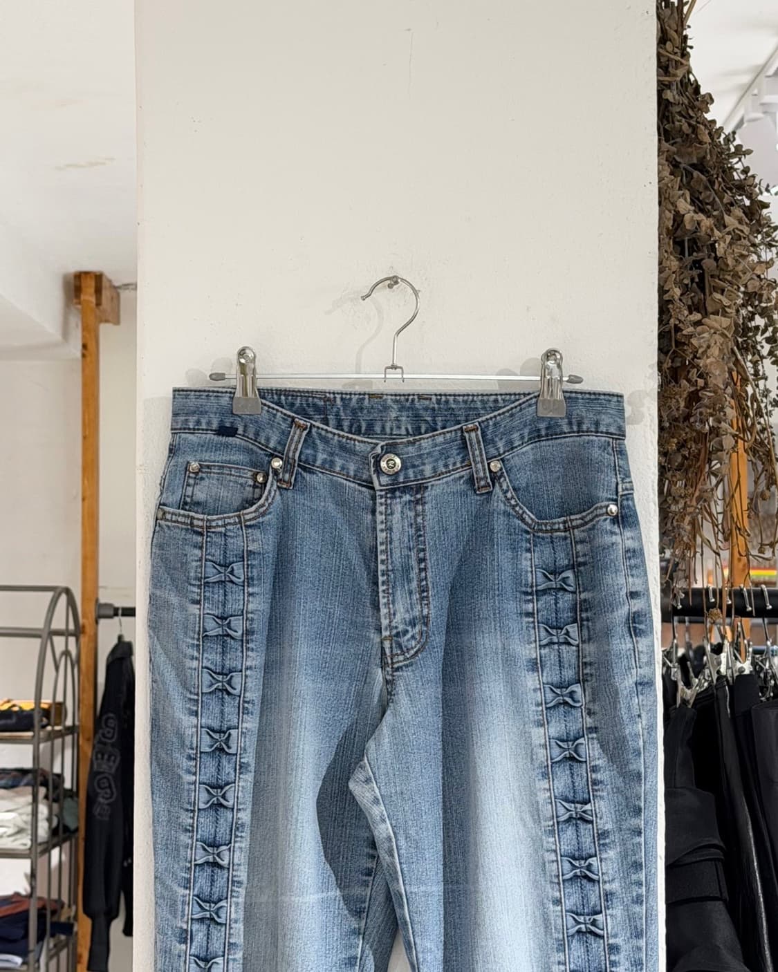 라이크진스 사이드 리본 디테일 부츠컷 데님진 상품이미지2