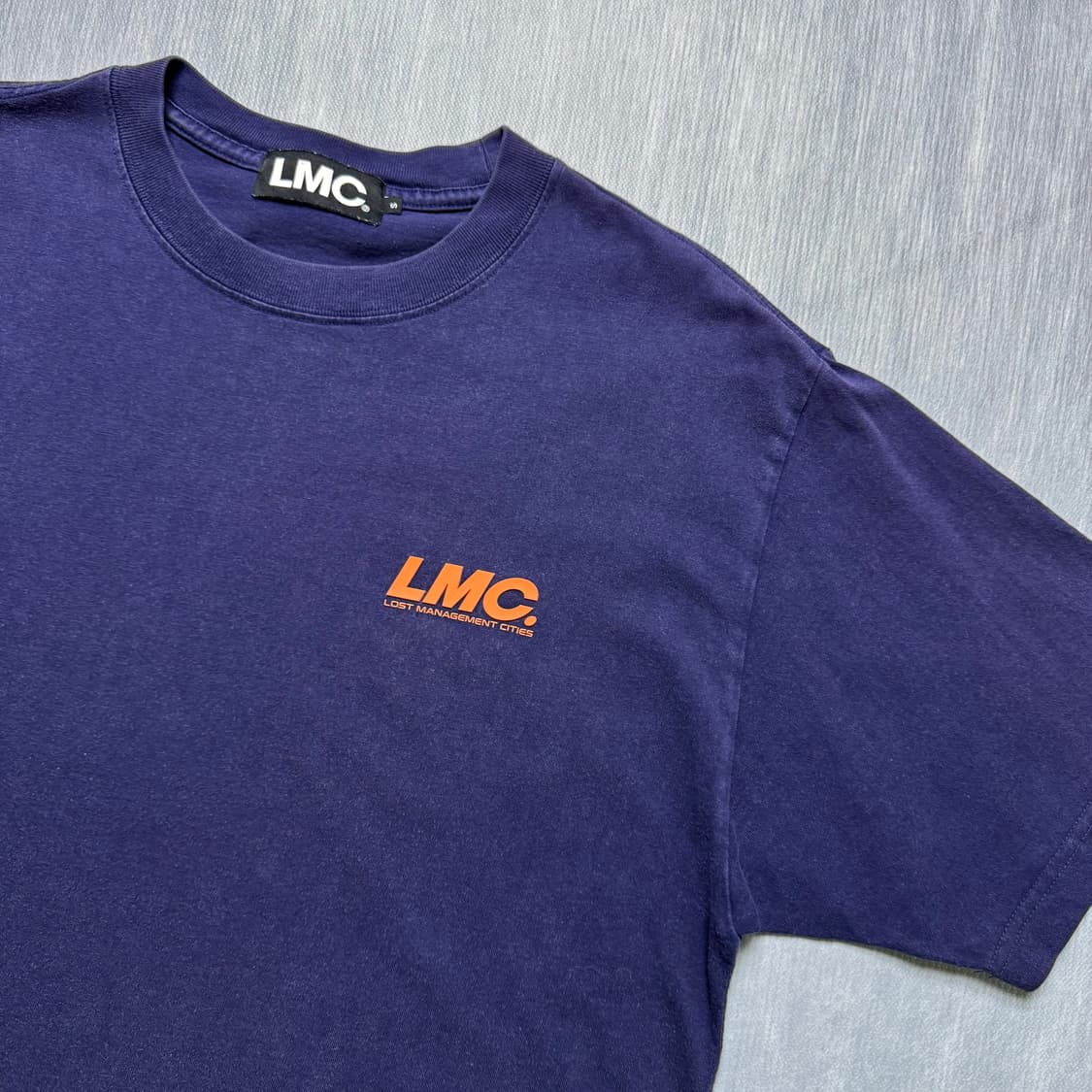 LMC 백프린팅 반팔티 (네이비/오렌지 로고) 상품이미지3