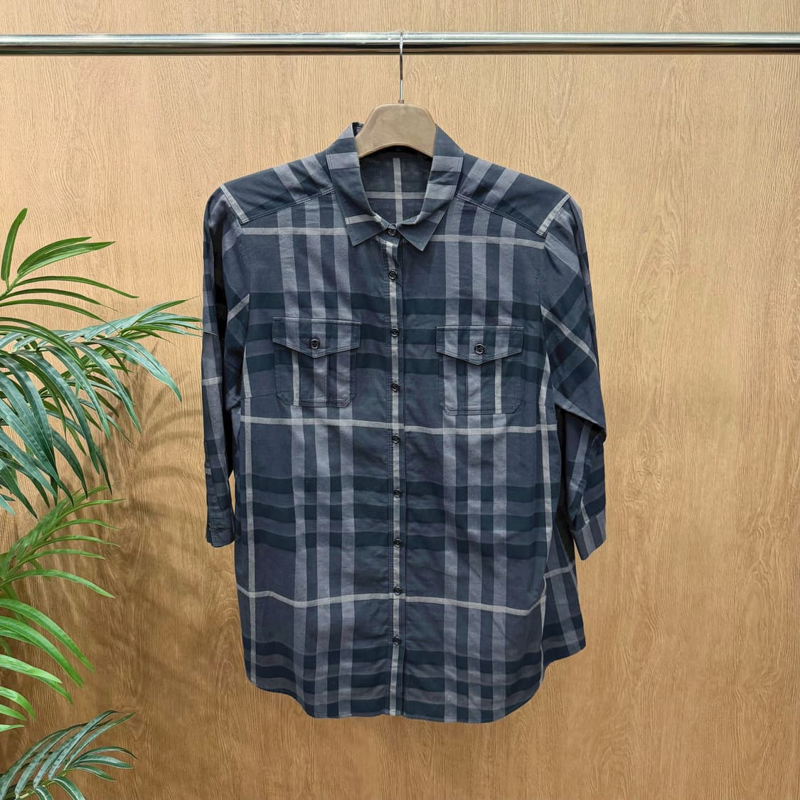 버버리 런던 코튼 7부 셔츠 체크 패턴 플랩 포켓 디테일 레귤러핏 블랙 상품이미지1