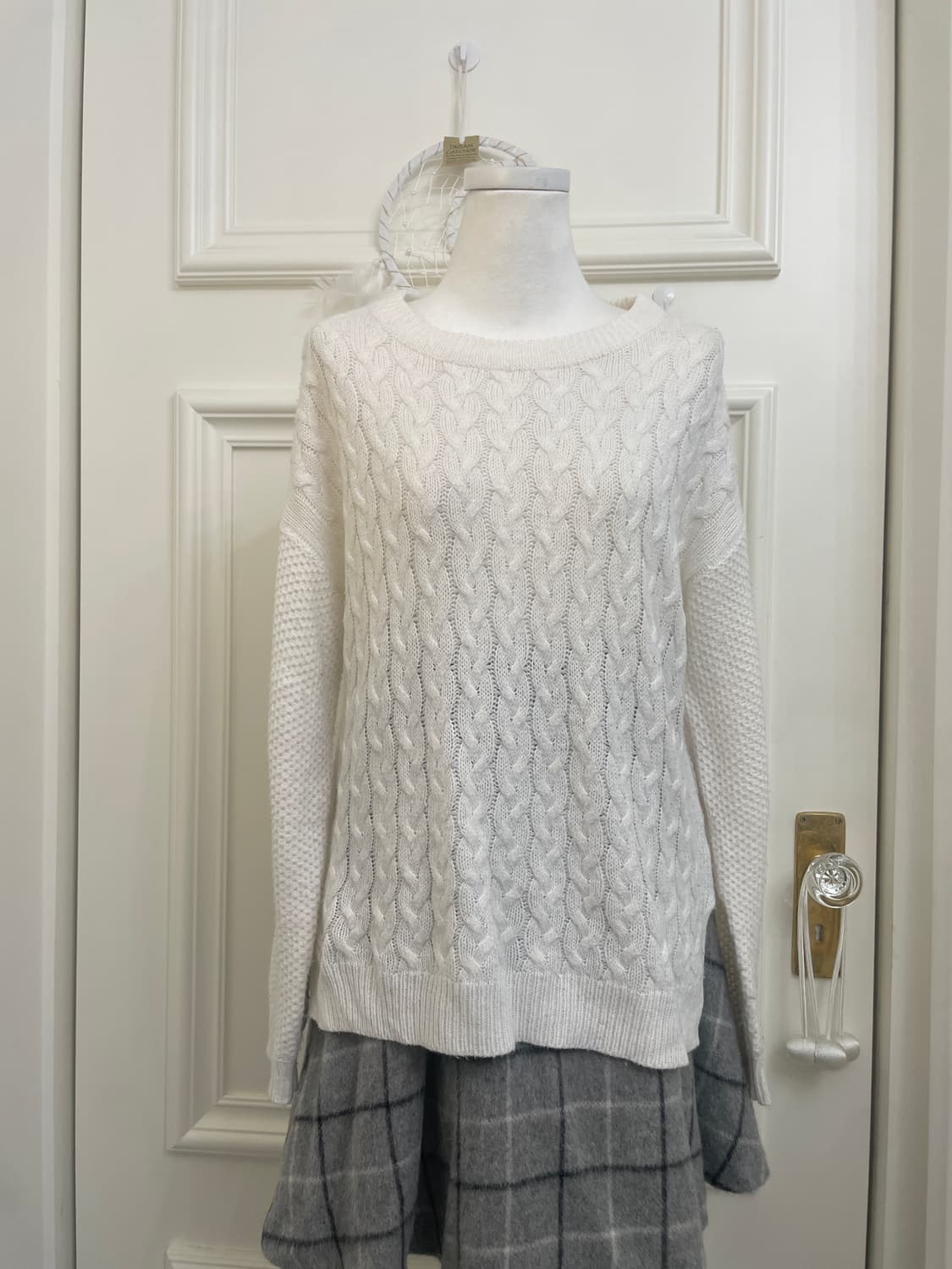 white twist side slit sweater(size-L) 상품이미지5