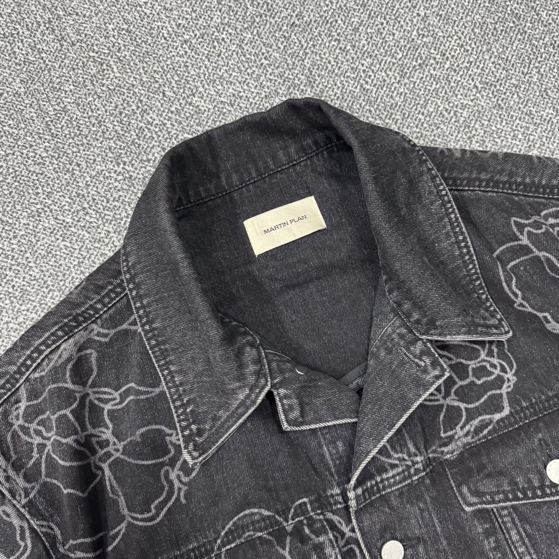 마틴 플랜 오버핏 로즈 패턴 흑청 데님 자켓 상품이미지3