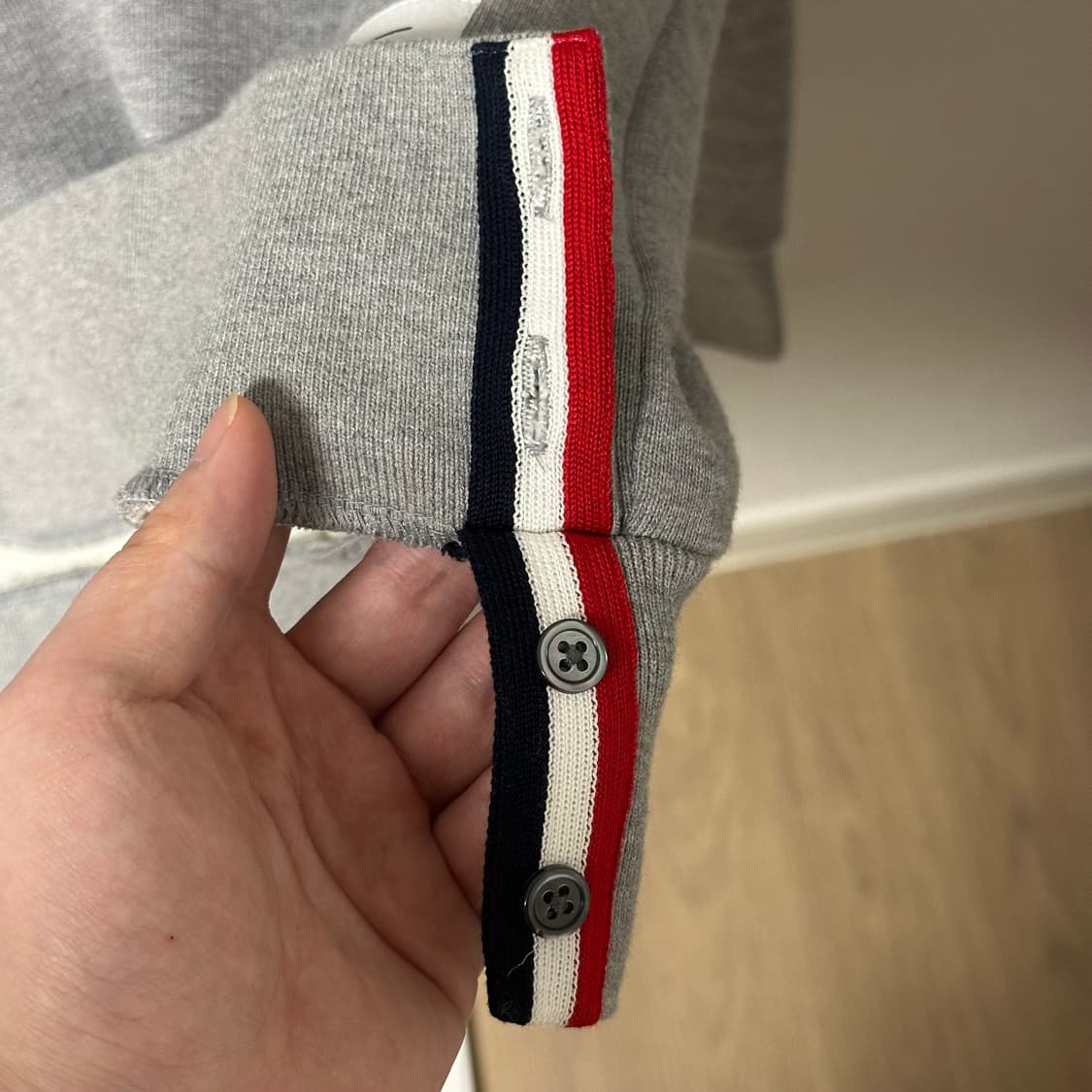 [5] 톰브라운 백삼선 맨투맨 그레이 상품이미지7