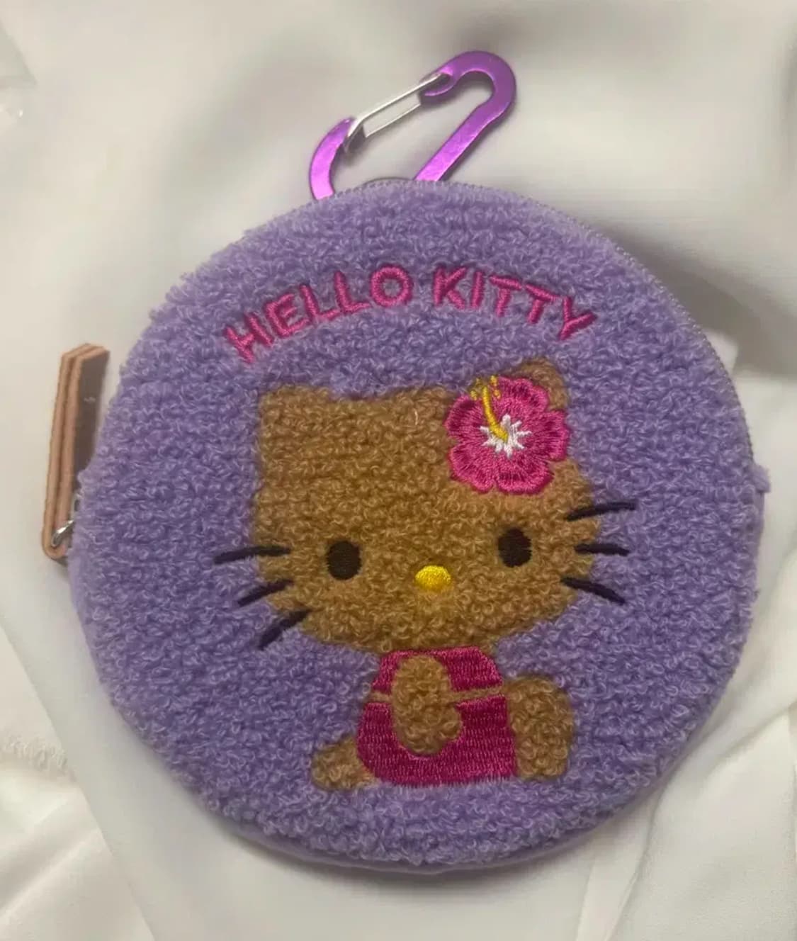 산리오 헬로키티 사가라 퍼플 태닝키티 카라비너 파우치 상품이미지1