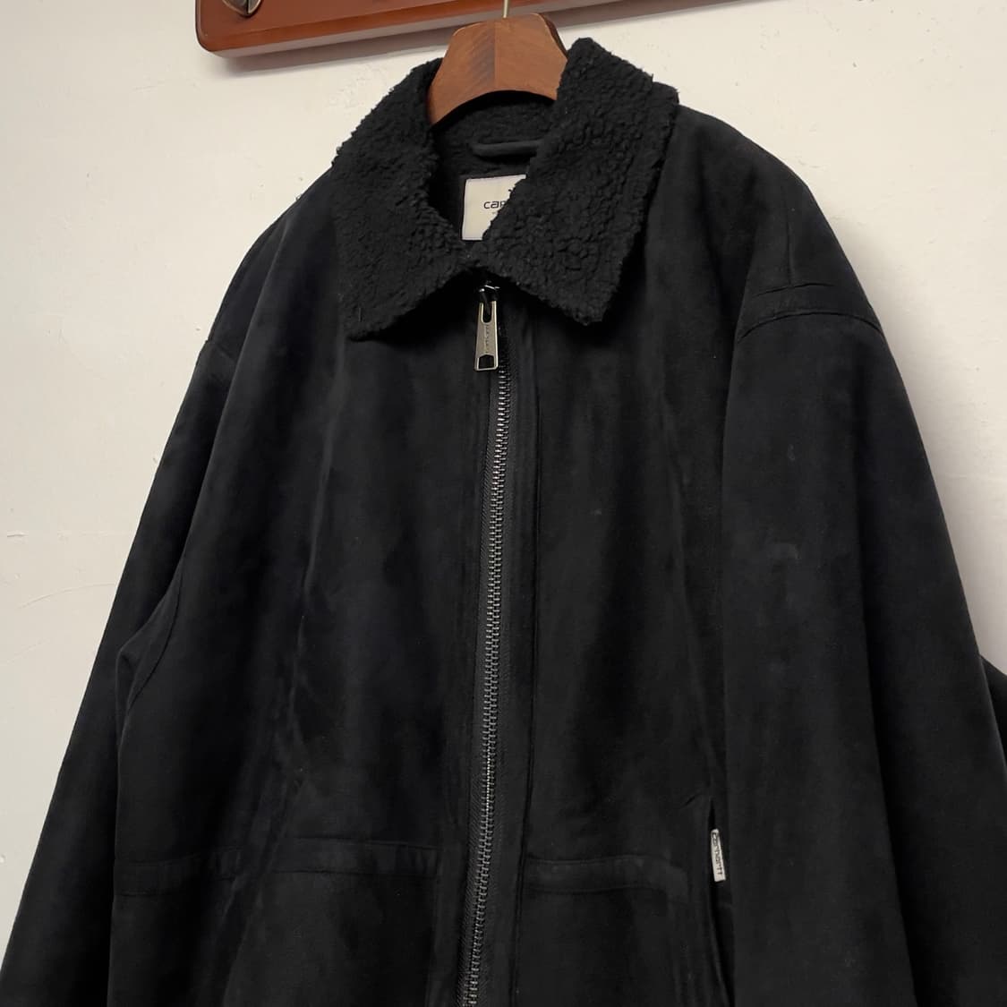 칼하트 WIP (우먼) 블랙 비건 레더 무스탕 자켓 상품이미지2