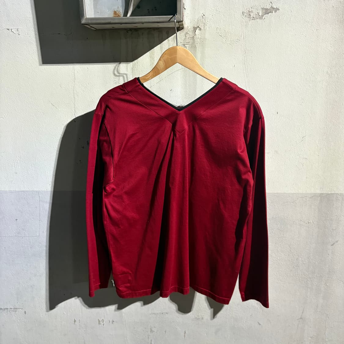 소우소우 블랙&레드 브이넥 탑 상품이미지4