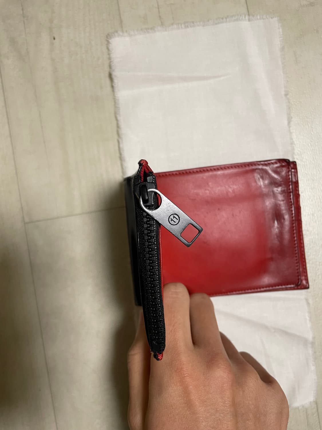 마르지엘라 11 에디션 레드 블랙 3단 반지갑 상품이미지1