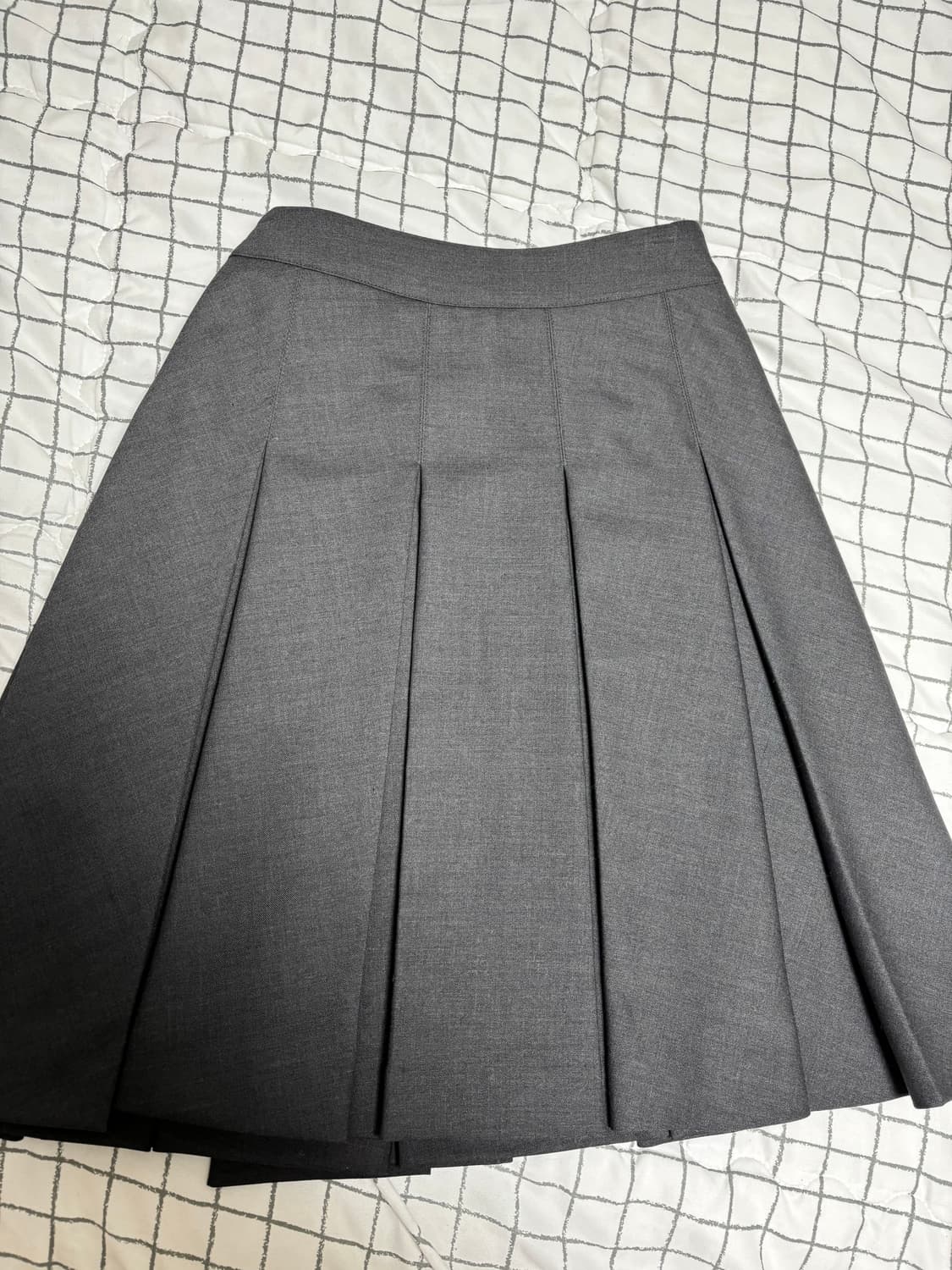 뚜오미오 랩 플리츠 스커트 차콜 허그유어스킨 코이세이오 상품이미지3