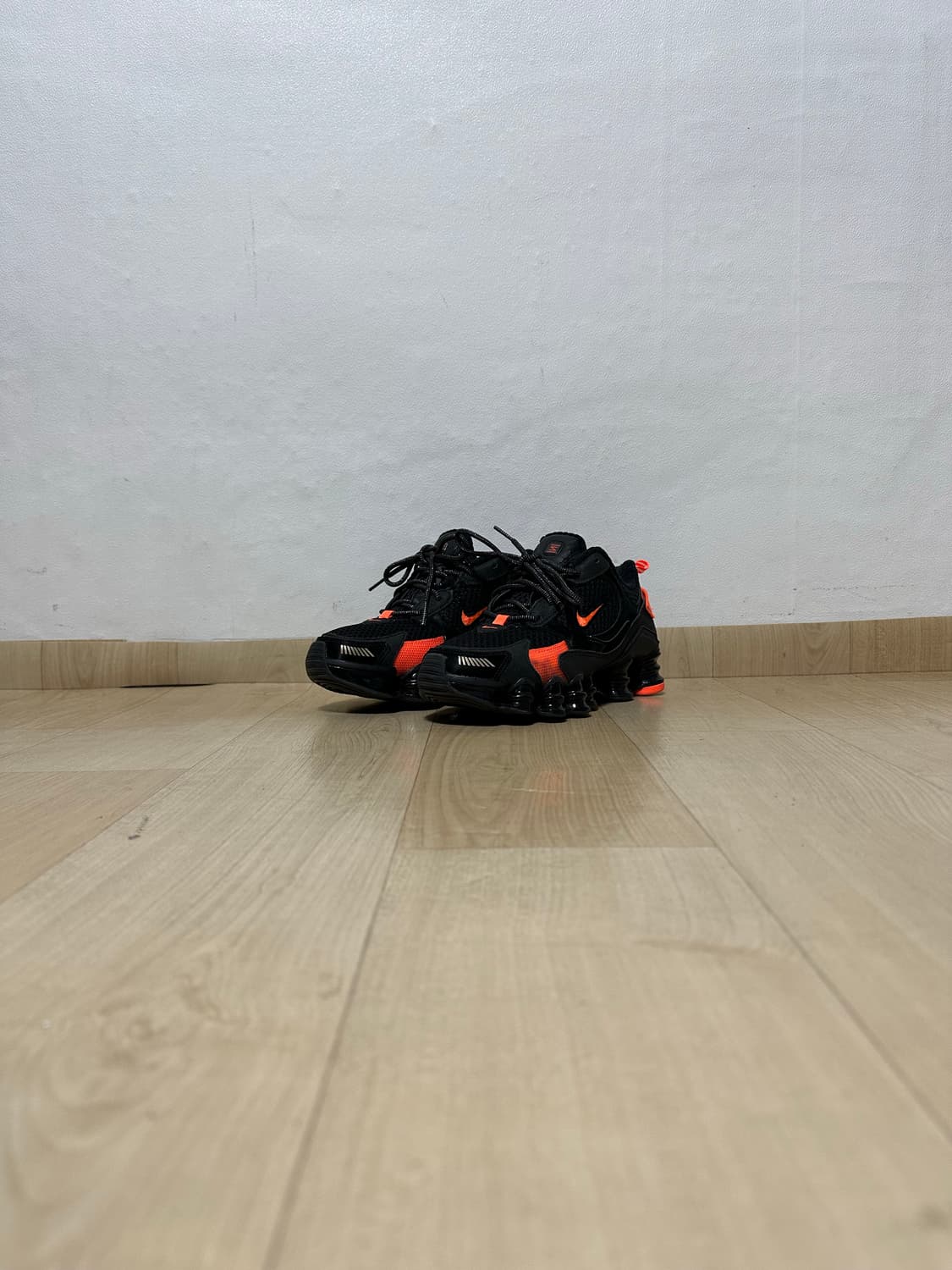 나이키 우먼스 샥스 LT 노바 블랙 오렌지 상품이미지1