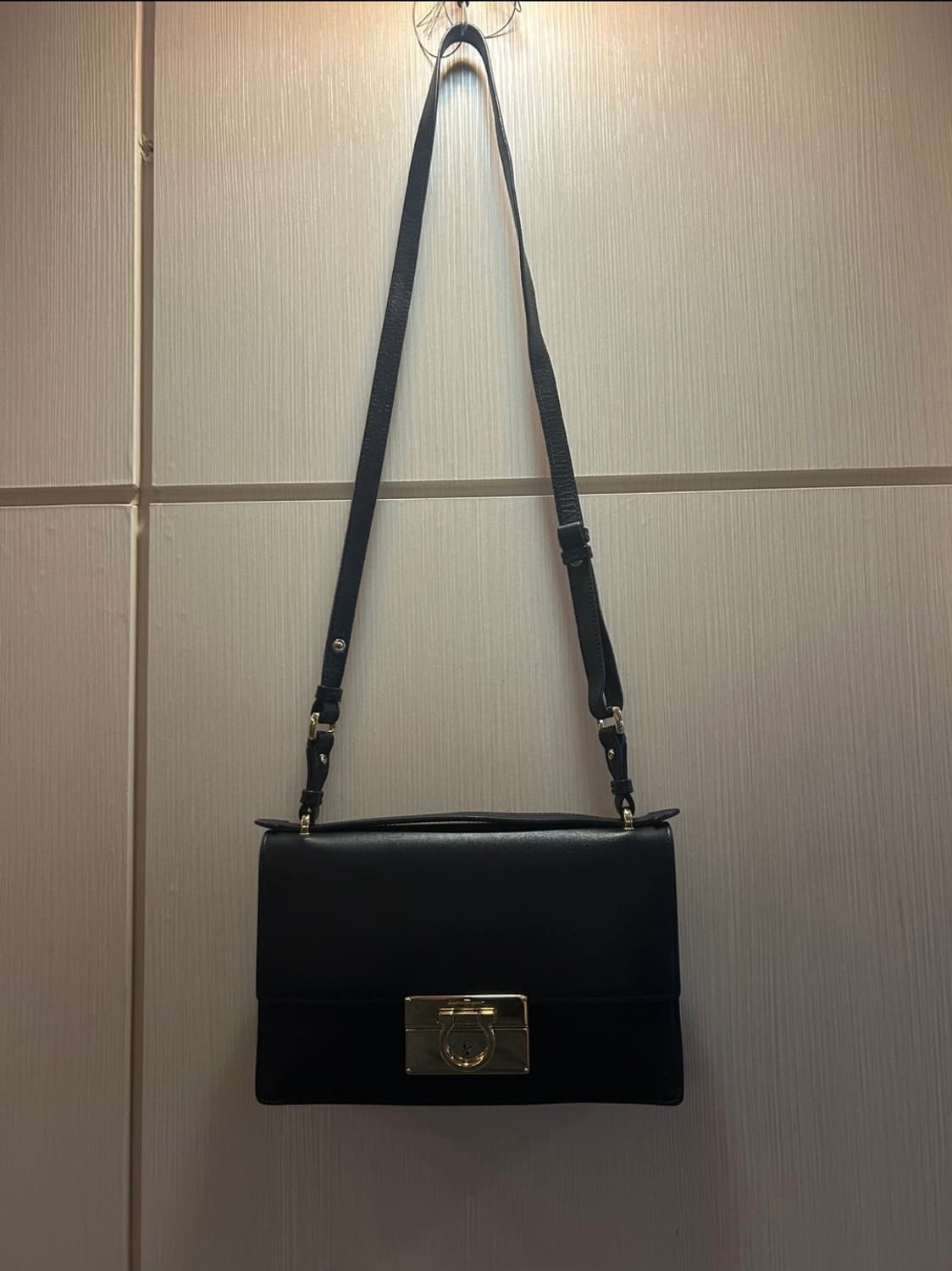 페레가모 간치니 블랙 숄더백 상품이미지6