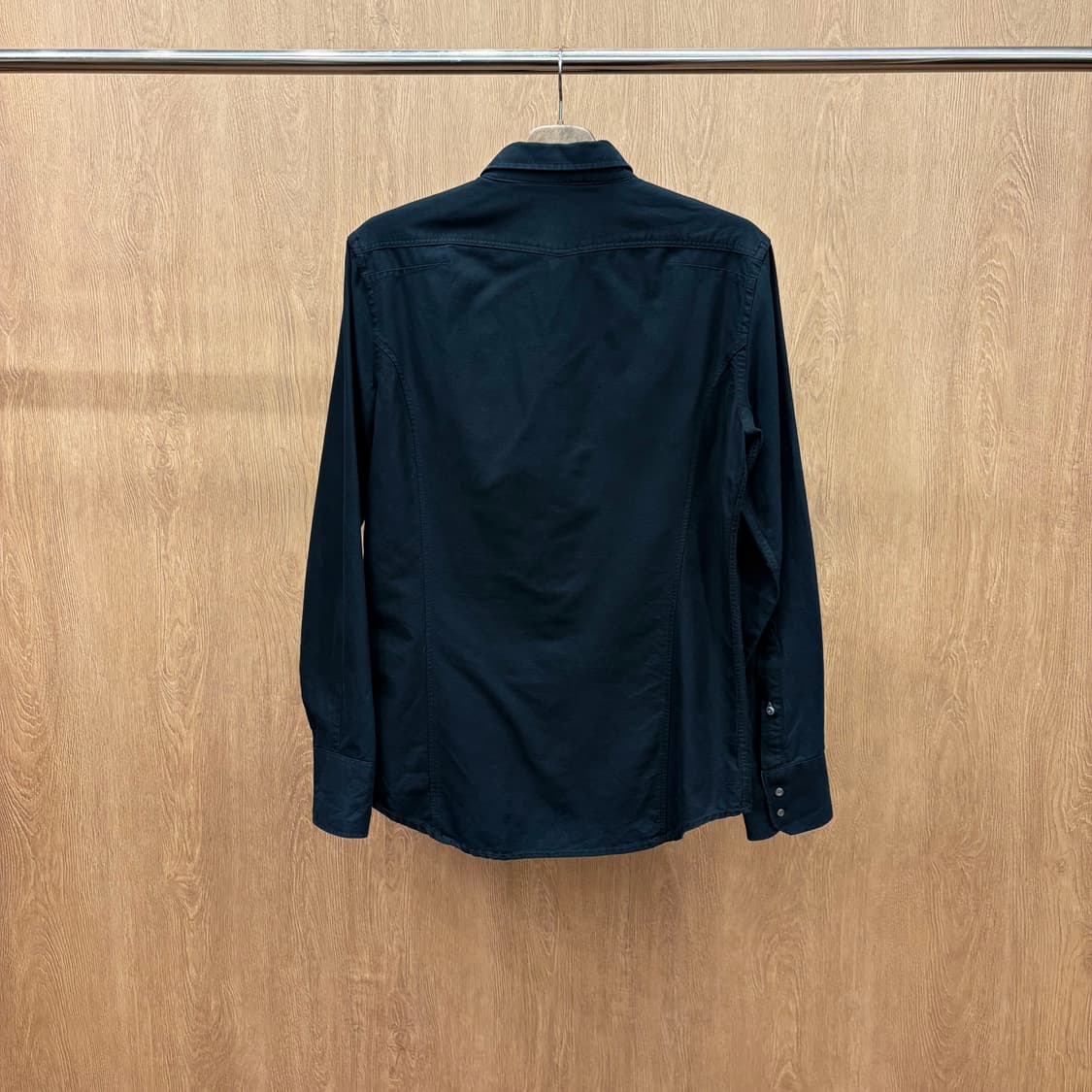 디젤 코튼 긴팔 셔츠 클래식 카라 요크 절개 미니 로고 자수 디테일 블랙 상품이미지3