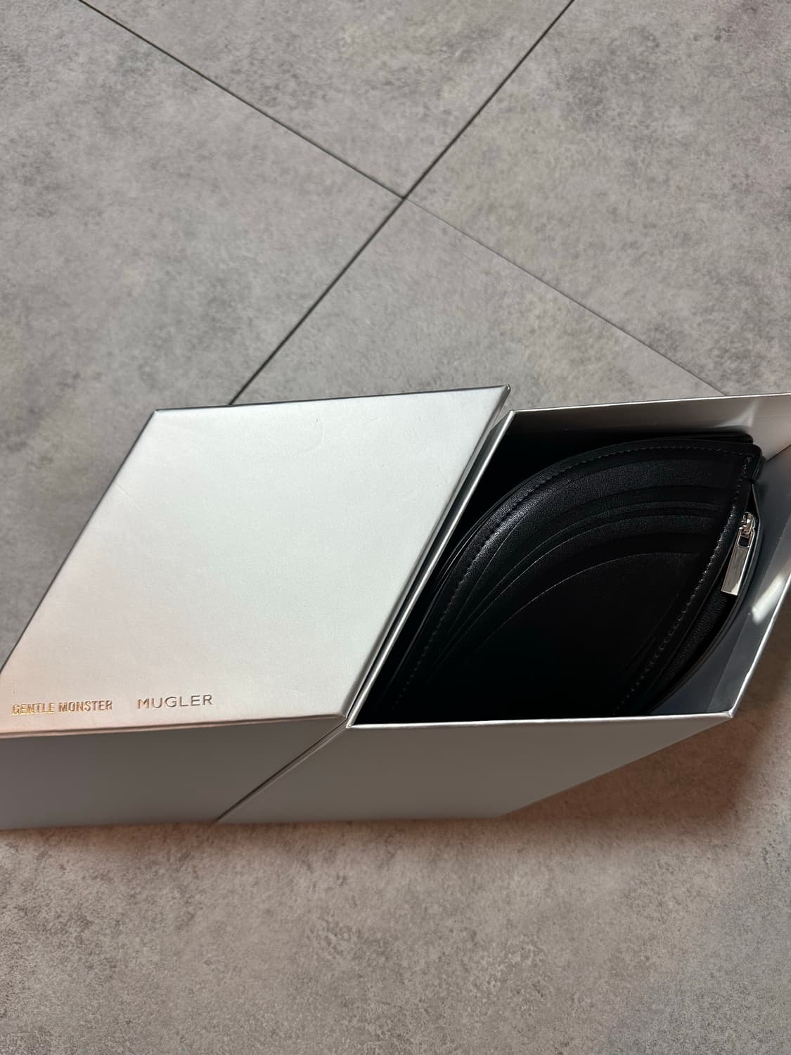 젠틀몬스터 X MUGLER 스파이럴02 블랙 선글라스 상품이미지5