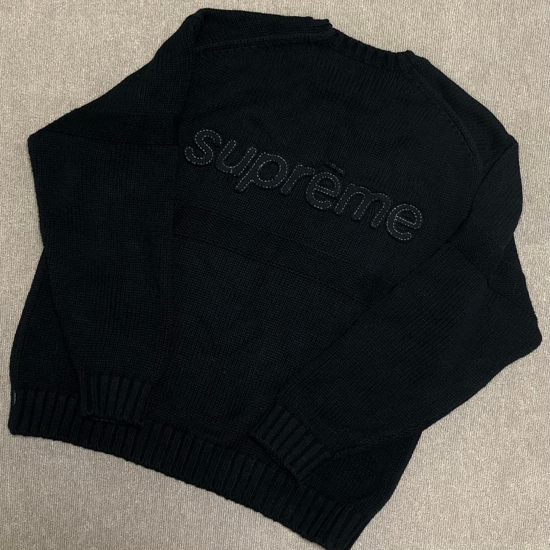 슈프림 니트 스웨터 토널 아플리케 블랙 상품이미지1