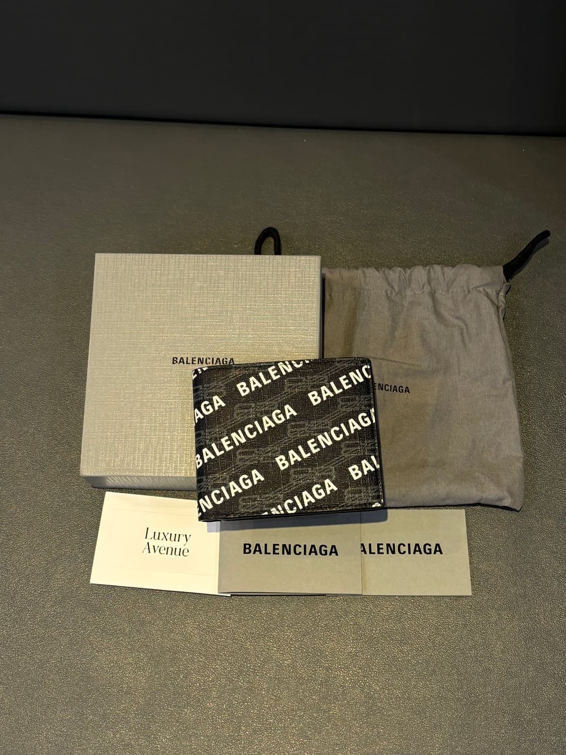 발렌시아가 BB 모노그램 로고 반지갑 블랙 상품이미지1