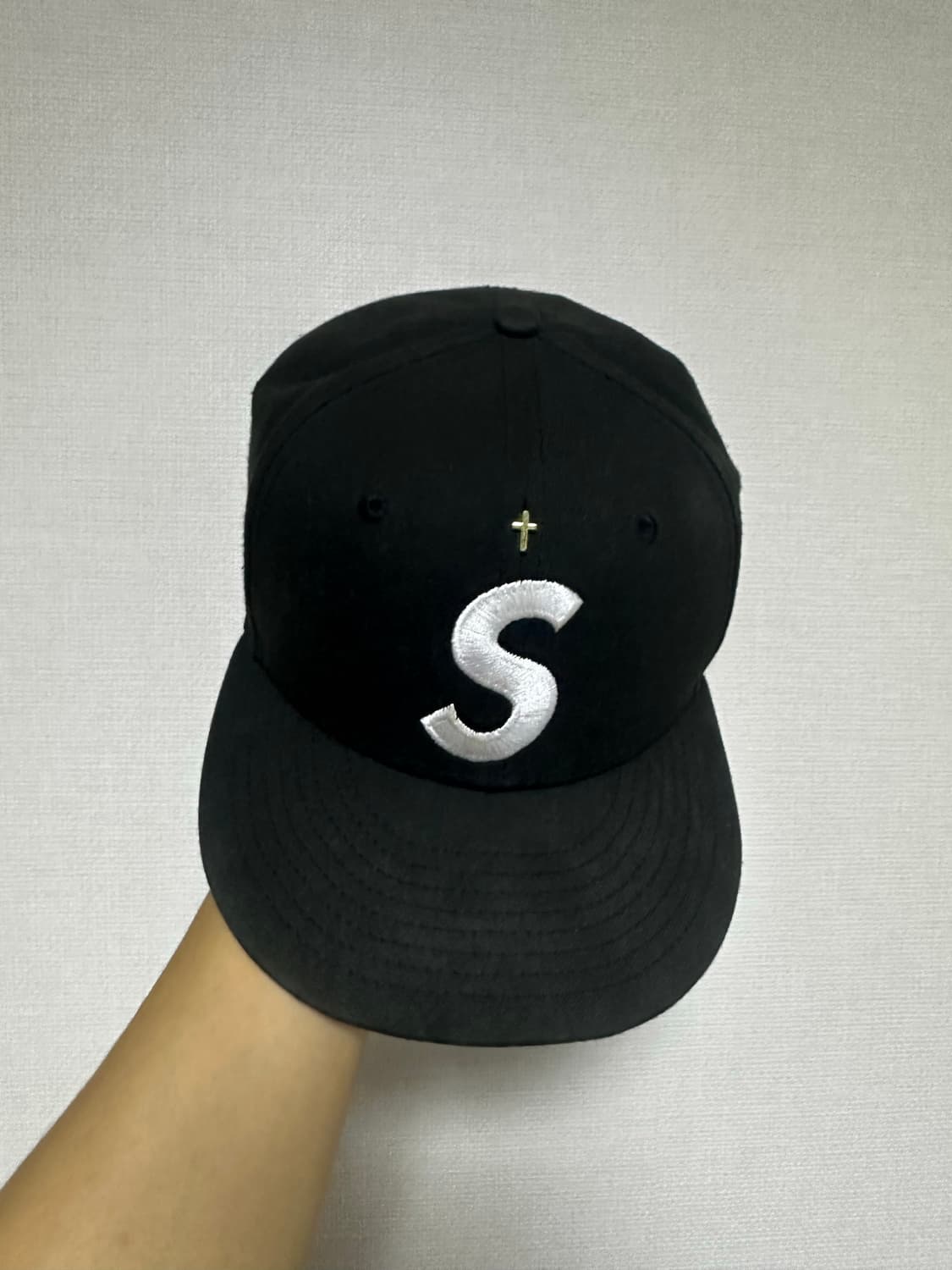 [714]슈프림 골드 크로스 S 로고 뉴에라 블랙 - 24SS 상품이미지1