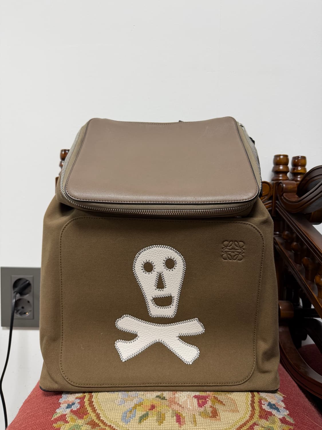 로에베 고야 백팩 해골 자수 상품이미지1