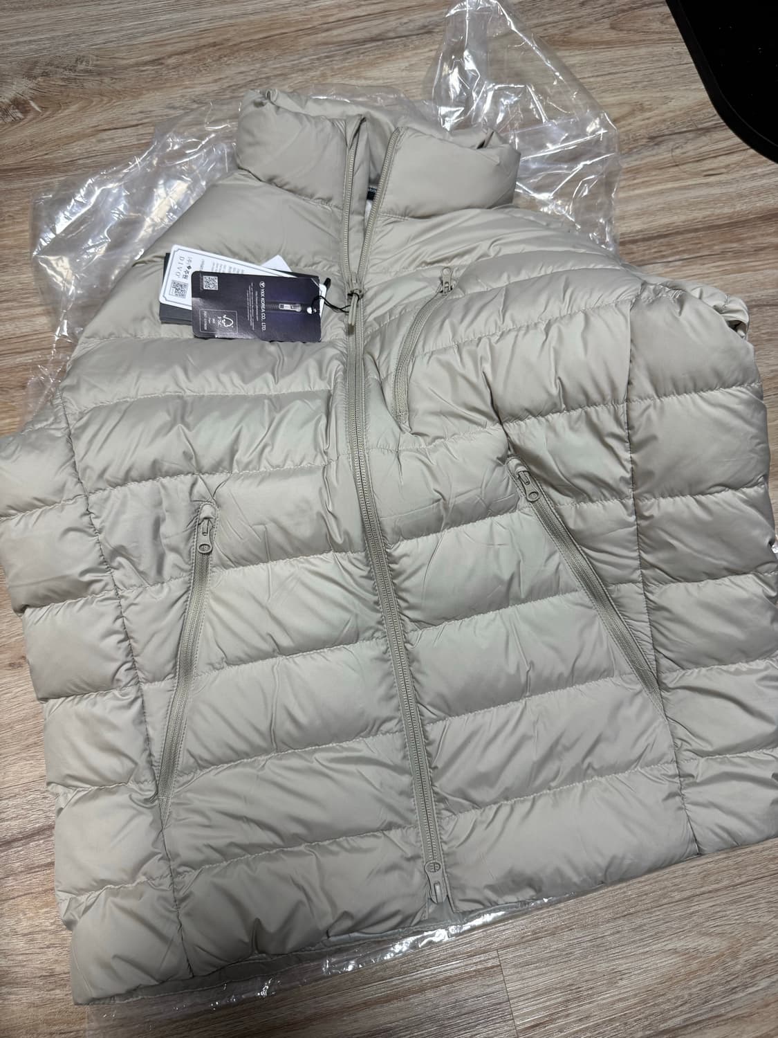 [M] 무신사 스탠다드 하이넥 라이트 다운 재킷 더스티 베이지 상품이미지2