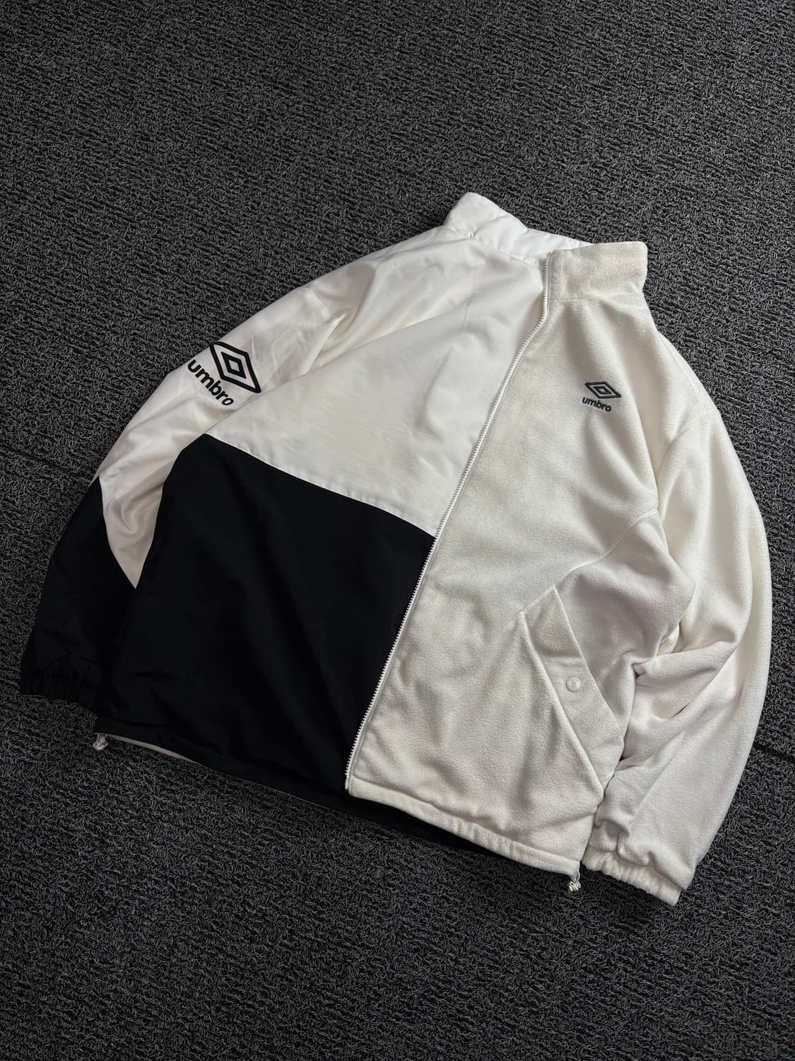 엄브로 리버시블 빅로고 플리스 우븐 자켓 1739 상품이미지1