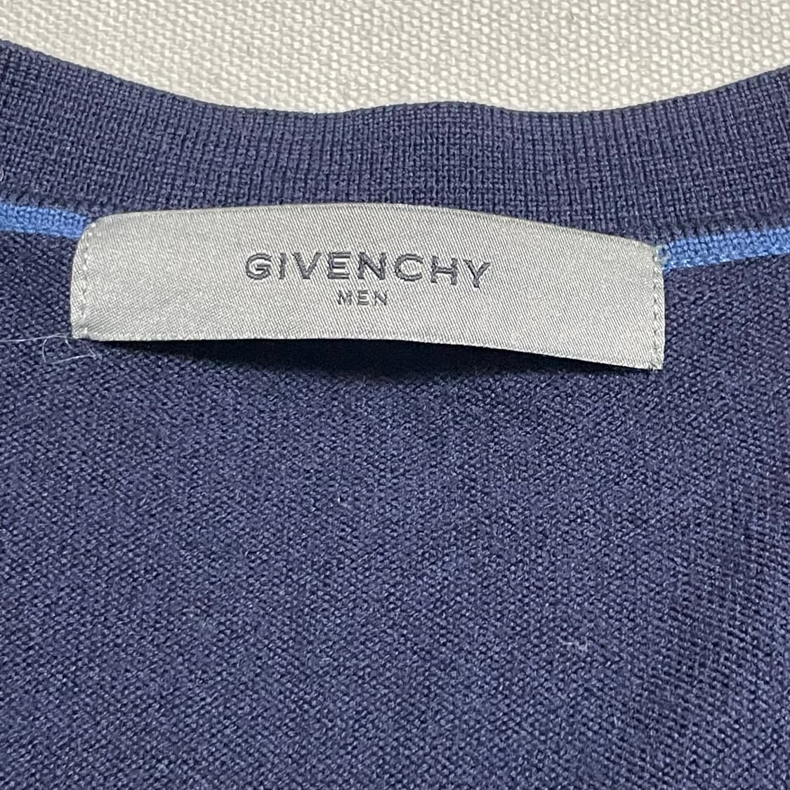 100 지방시 모노그램 브이넥 가디건 상품이미지4