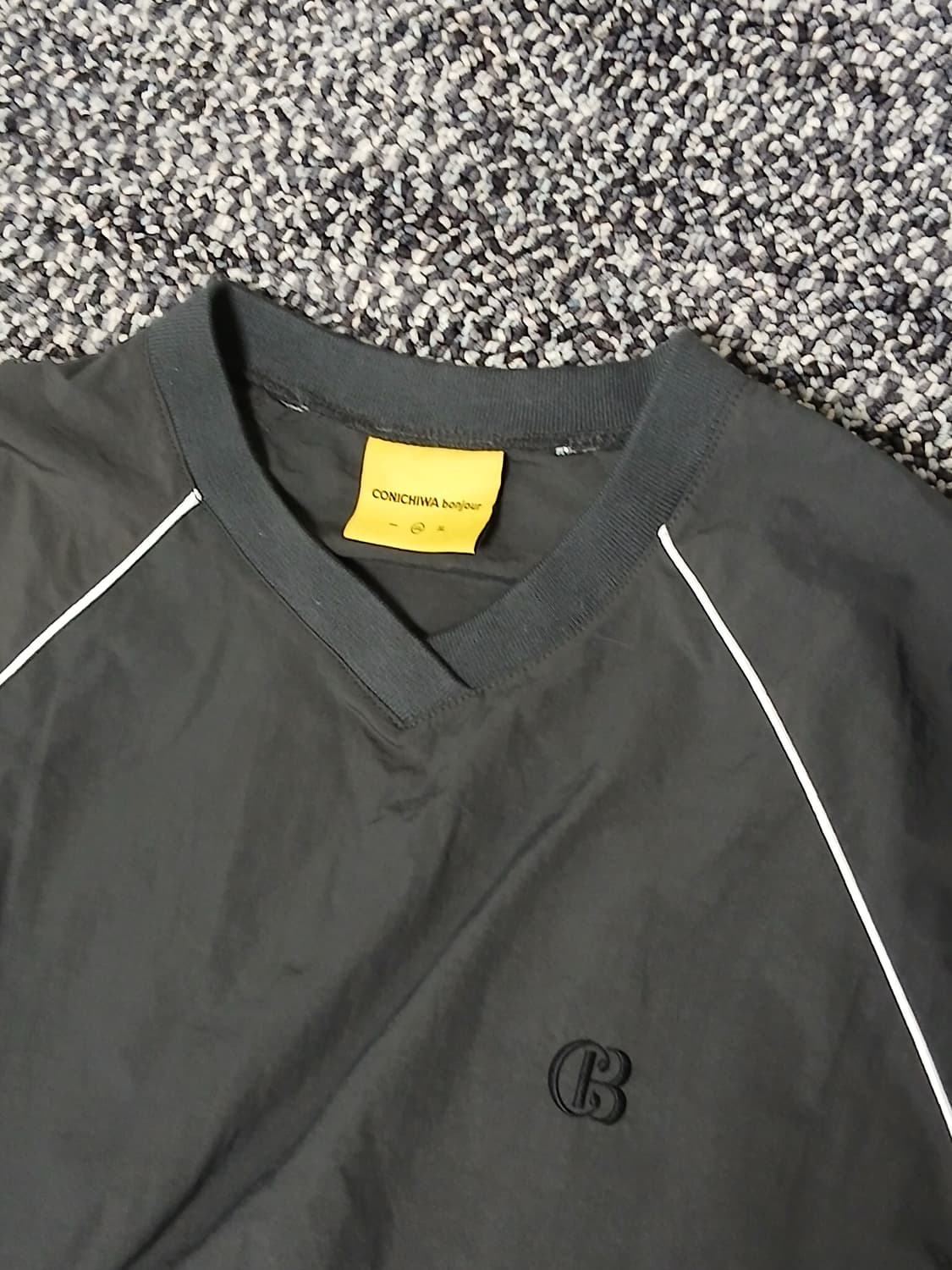 (곤니치와봉쥬르)나일론 웜업(차콜)무신사 상품이미지2