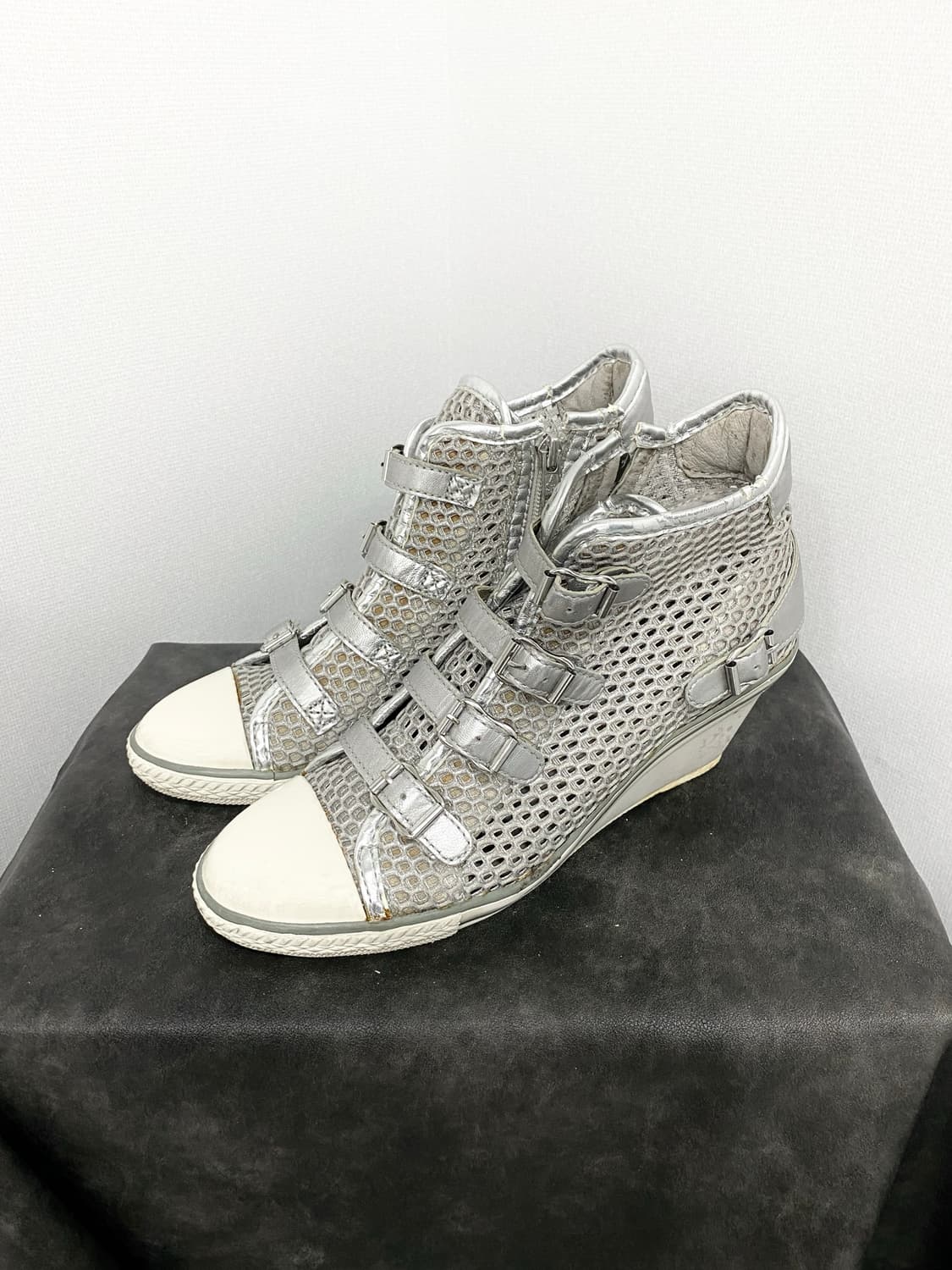 Ash Silver Mesh Multi-Buckle Wedge Sneak 상품이미지1