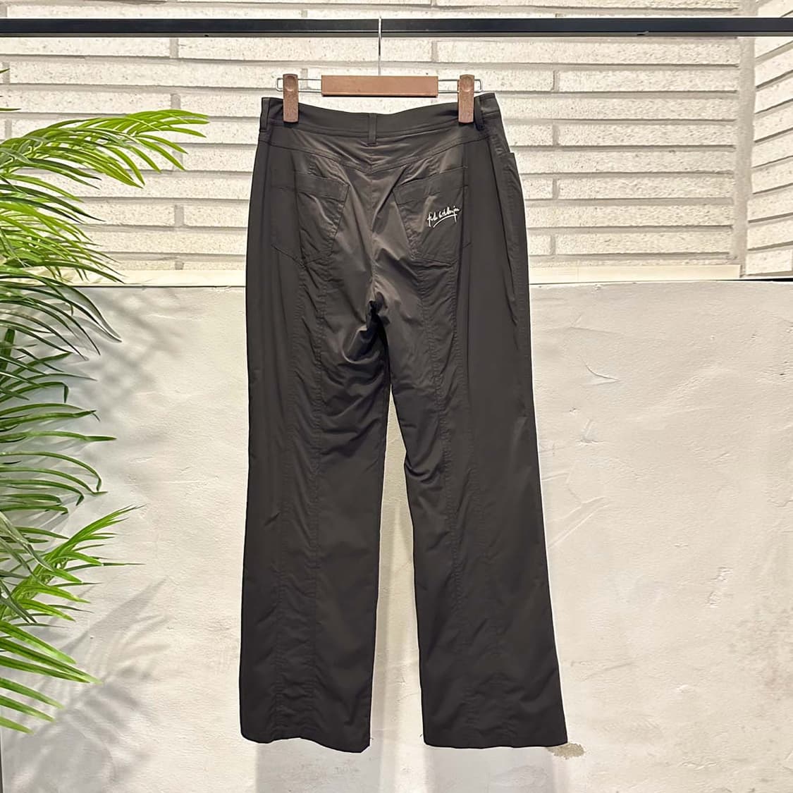 까스텔바작 스포츠 나일론 팬츠 기모안감 백 레터링 디테일 브라운 상품이미지3