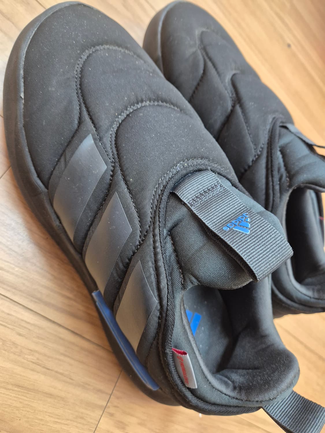 아디다스 패딩 슬립온 255사이즈 블랙 색상입니다. 푹신하고 가벼워서 실 상품이미지2