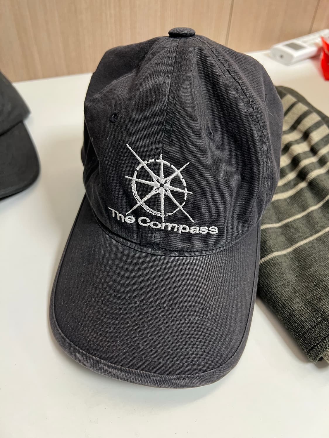 해칭룸x한로로 나침반 볼캡 상품이미지1