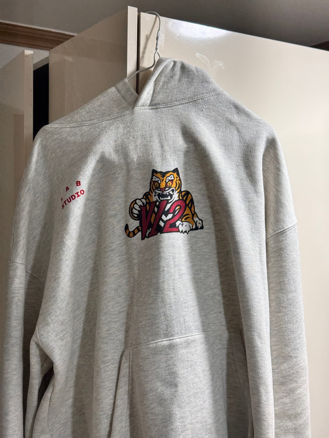 IAB STUDIO x KIA TIGERS V12 Hoodie Ivory 상품이미지5