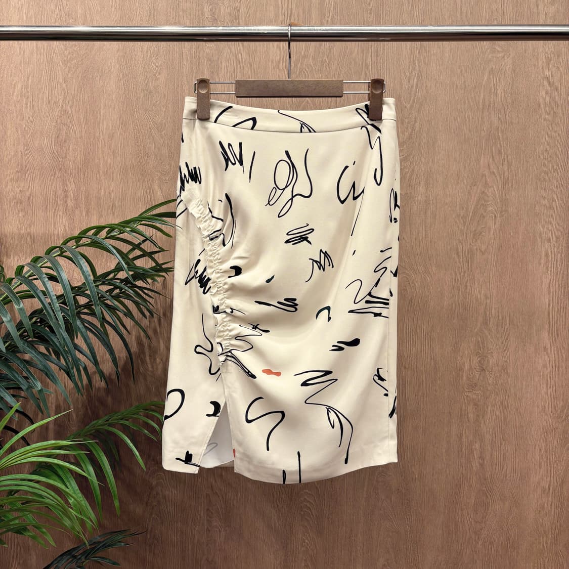 주느세콰 미디 스커트 아트 드로잉 프린트 패턴 셔링 슬릿 디테일 아이보리 상품이미지1