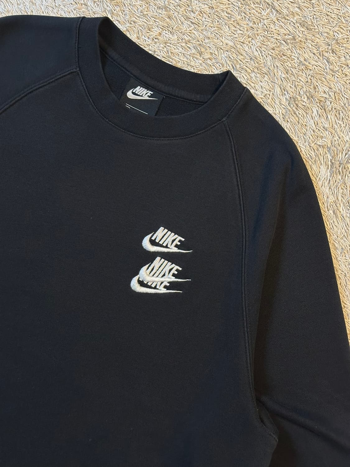 나이키 NSW 자수로고 월드투어 맨투맨 블랙 상품이미지2